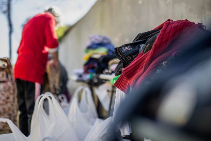 Veja onde buscar doações de roupas e calçados em Canoas nesta terça