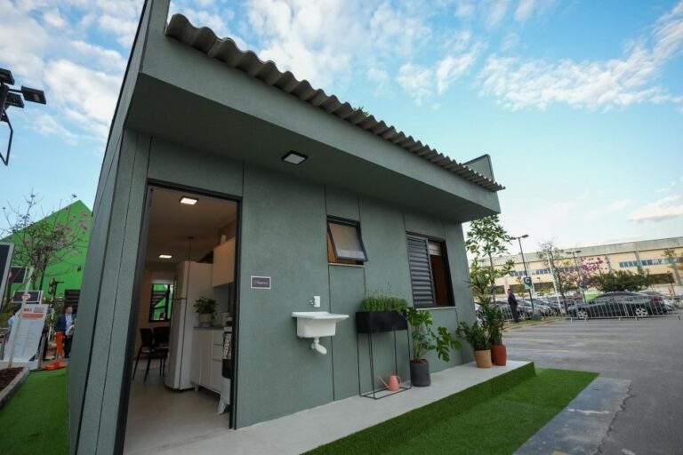 construção de casas em canoas para vítimas da enchente