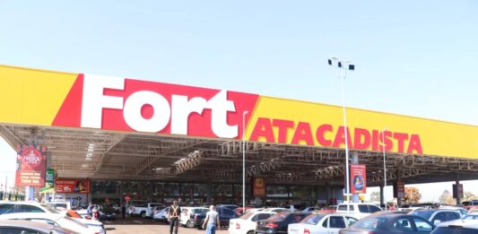 O Grupo Pereira, proprietário do Fort Atacadista, anunciou que vai abrir uma loja no prédio em que funcionava um Hipermercado Carrefour em Santa Cruz do Sul. Essa será a primeira unidade da rede e deverá ser, de acordo com fontes da coluna, a quinta inaugurada no Rio Grande do Sul. 