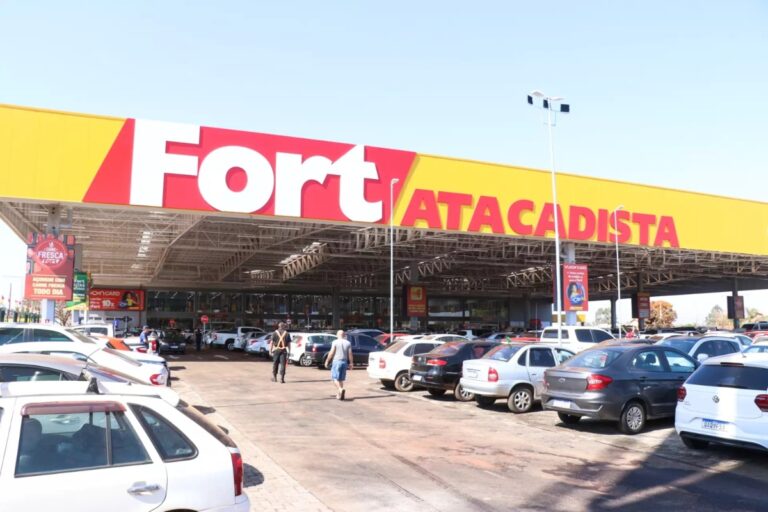 O Grupo Pereira, proprietário do Fort Atacadista, anunciou que vai abrir uma loja no prédio em que funcionava um Hipermercado Carrefour em Santa Cruz do Sul. Essa será a primeira unidade da rede e deverá ser, de acordo com fontes da coluna, a quinta inaugurada no Rio Grande do Sul. 
