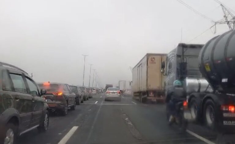 Engavetamento causa grande congestionamento na Freeway