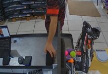 Câmera flagra homem furtando celular em loja de Canoas