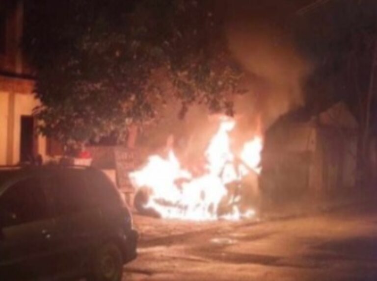 Incêndio consome carro e moradores acionam Corpo de Bombeiros em Canoas