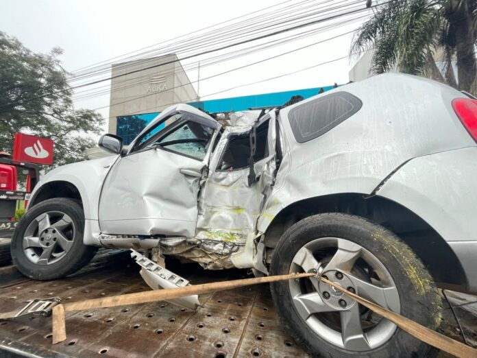 Identificado jovem de 22 anos que morreu após carro colidir contra postes em Canoas