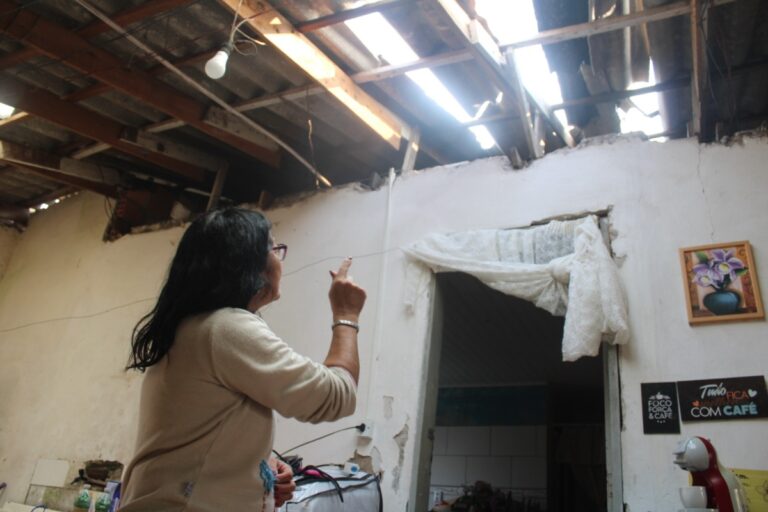 Moradora de Canoas relata que teve telhado destruído por avião comercial