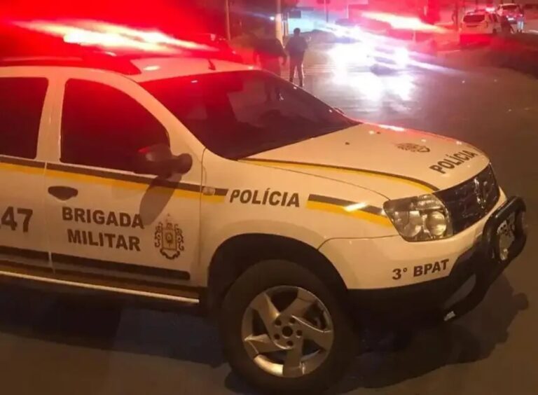 Homem é morto a tiros caminhando na rua