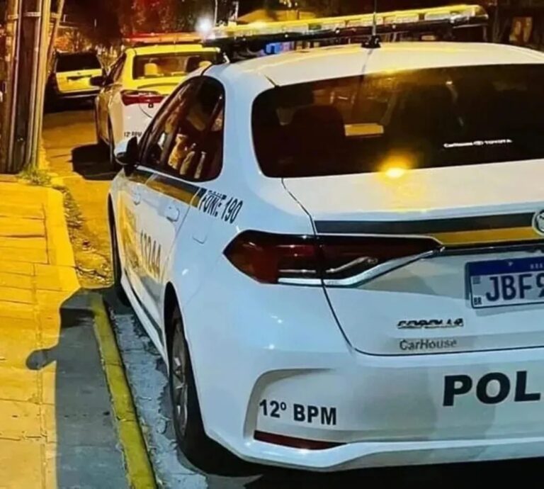 Homem é morto a tiros na frente do irmão