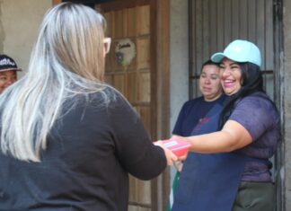 mulheres ganham kits com produtos em Canoas