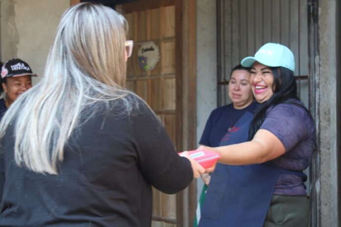 mulheres ganham kits com produtos em Canoas