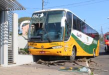 Ônibus invade casa em Canoas