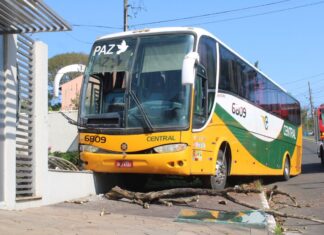 Ônibus invade casa em Canoas