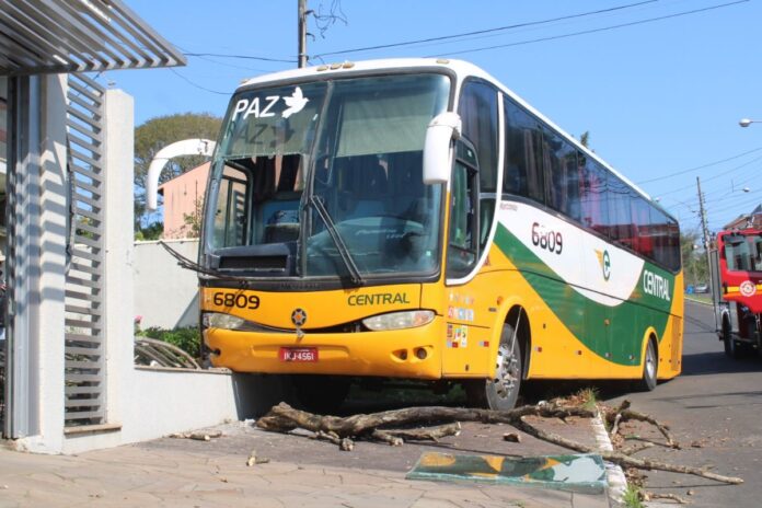 Ônibus invade casa em Canoas