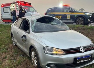 Motorista morre após carro capotar em acidente