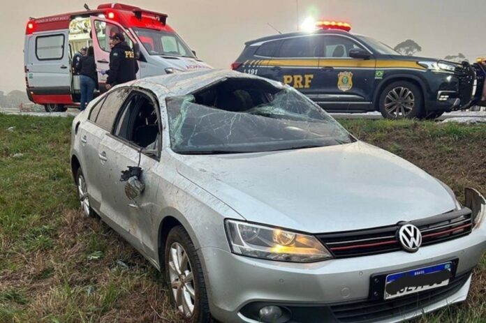 Motorista morre após carro capotar em acidente