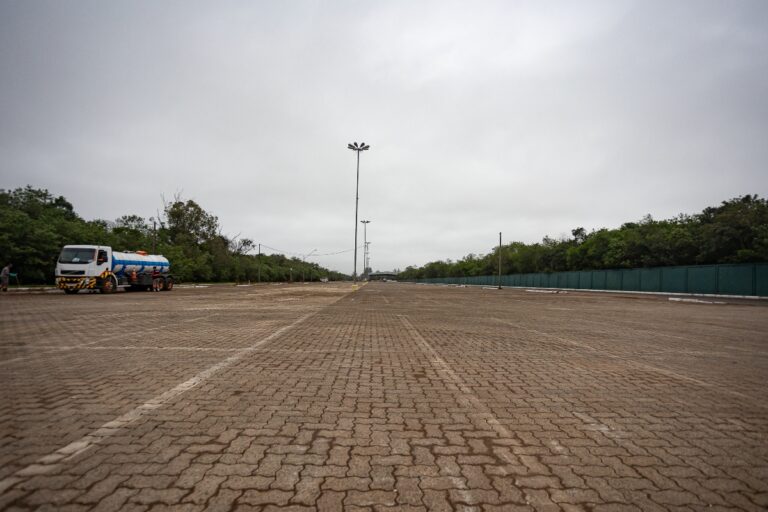 Nesta quinta-feira, (12), a Prefeitura de Canoas concluiu a limpeza do Parque Eduardo Gomes, conhecido pelos moradores como Parcão. A limpeza, que foi uma resposta à enchente de maio, marca mais um passo na recuperação da cidade.