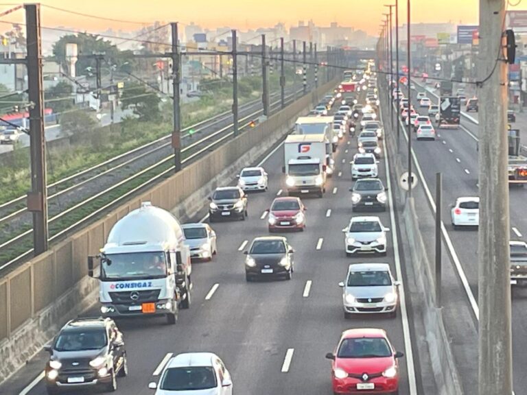 Acidente causa grande congestionamento na BR-116 em Canoas