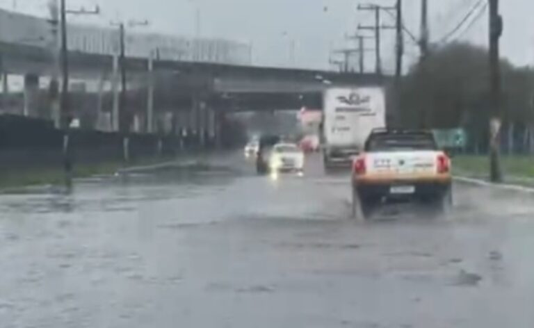 Avenida Guilherme Schell tem ponto de alagamento em Canoas após forte chuva