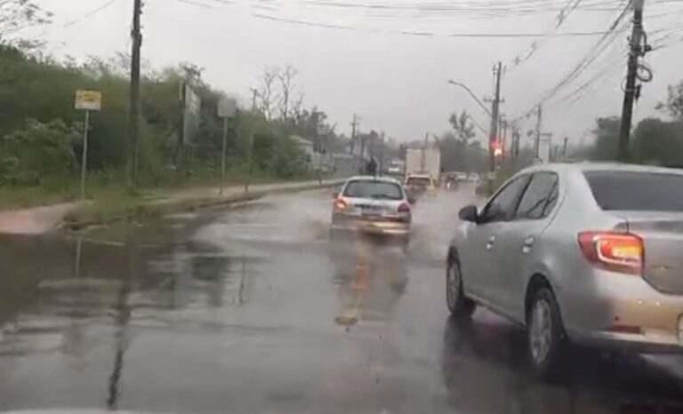 Após chuva forte, arroio transborda na divisa de Canoas com Cachoeirinha