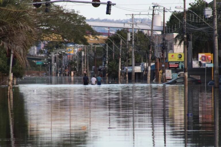 Com prazo prorrogado, veja como confirmar dados e receber auxílio de R$ 5 mil. O prazo para que as vítimas da enchente confirmem seus dados fornecidos pelas prefeituras municipais ao governo federal foi prorrogado na última sexta-feira (30) até o dia 15 de setembro.