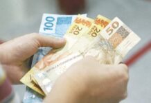 O programa Bolsa Trabalho oferece um apoio financeiro como auxílio desemprego mensal de R$ 540 durante cinco meses.