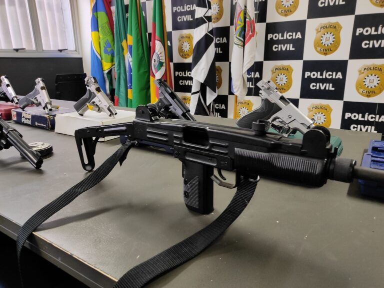 Policiais prendem grupo que aplica golpe do bilhete premiado com arsenal de armas