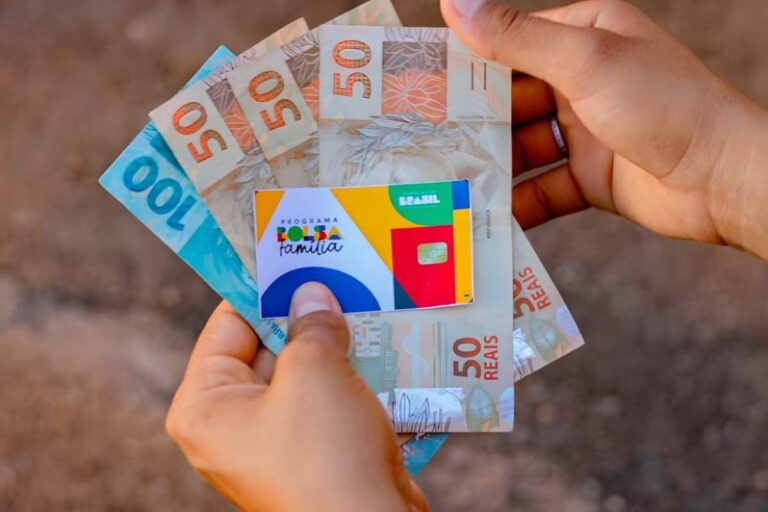 O calendário de pagamentos do primeiro grupo a receber o Bolsa Família foi divulgado. Os depósitos iniciaram no dia 18.