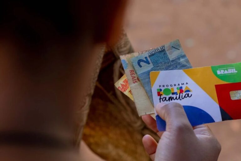 O MDS informou que a Caixa Econômica Federal (CEF) realiza os pagamentos do Bolsa Família nos últimos 10 dias úteis de cada mês.