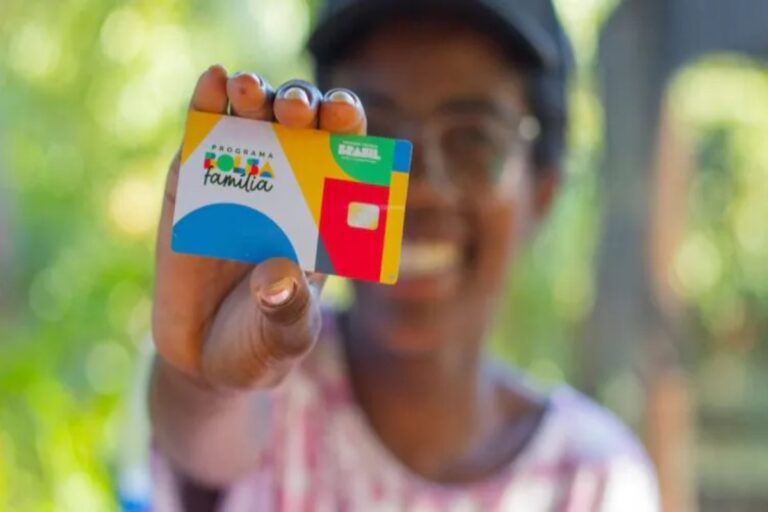 O Bolsa Família é voltado para famílias que vivem em pobreza ou extrema pobreza. Por isso, é preciso estar atento as regras do benefício.