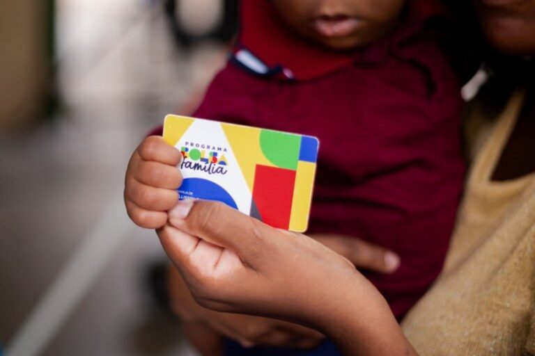 Um dos ajustes do Bolsa Família leva em consideração a idade das crianças. A modificação pode resultar em uma redução no auxílio.