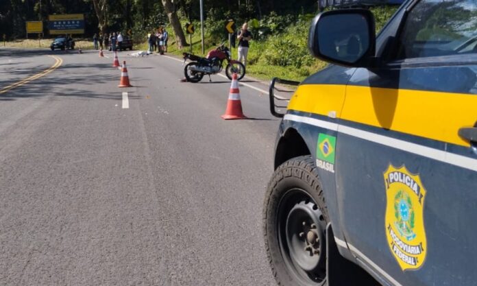 BR-116: Motociclista morre em acidente com carro
