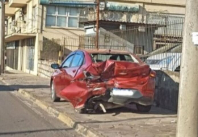 BR-116: Acidente no trecho de Canoas entre carro, moto e caminhão causa grande congestionamento