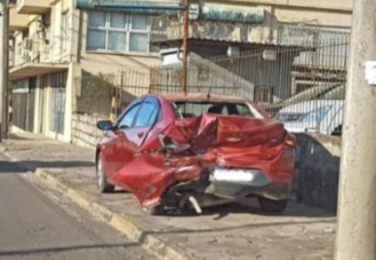 BR-116: Acidente no trecho de Canoas entre carro, moto e caminhão causa grande congestionamento