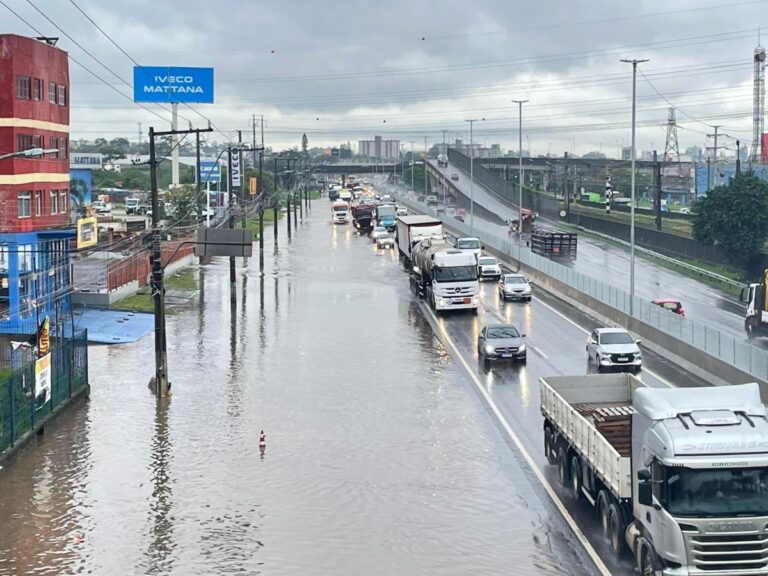 Alagamento bloqueia parcialmente trecho da BR-116 em Canoas