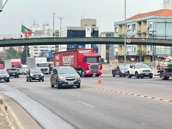 Trânsito na BR-116 em Canoas está congestionado após acidente com morte