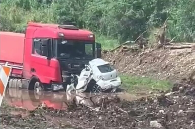 Uma pessoa morre em grave acidente entre carro e caminhão na BR-386