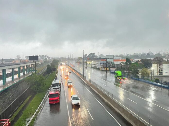 Dia vira noite em Canoas e Defesa Civil emite novo alerta de temporal