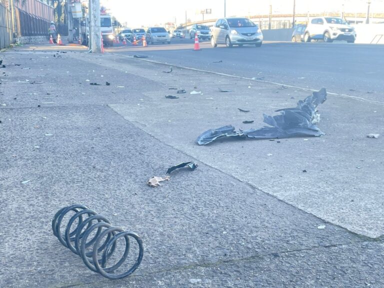 Carro colide contra poste e deixa empresas sem luz em Canoas