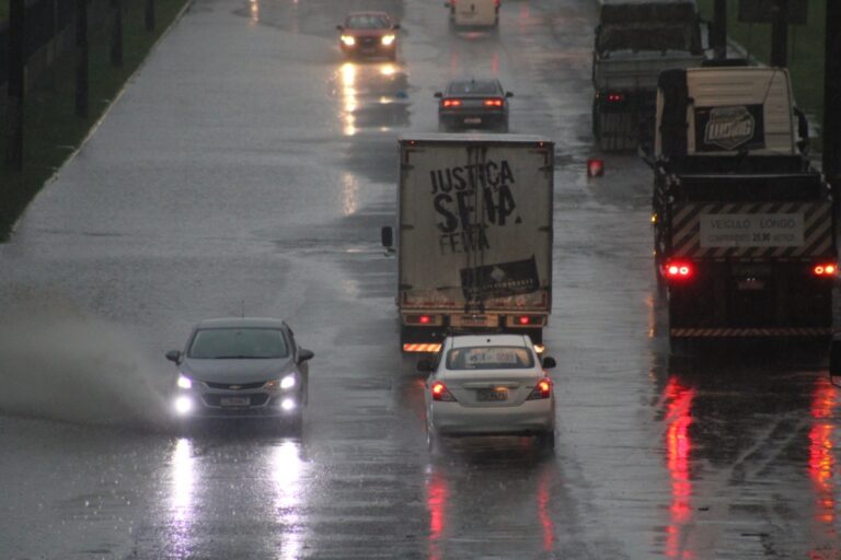 Chuva causa bloqueios em ruas e avenidas de Canoas; Veja a lista