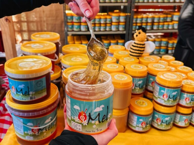 Cooperativa doa 2 mil quilos de mel para vítimas da enchente em Canoas