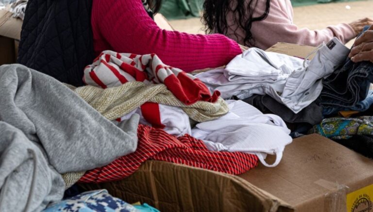 Saiba onde buscar doações de roupas e calçados em Canoas nesta terça