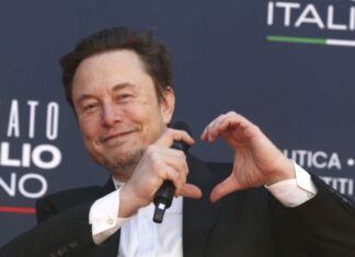 Idosa de 79 anos perde R$ 4 mil por acreditar namorar Elon Musk