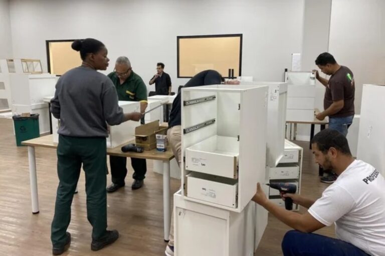 Empresa de São Paulo produz e doa móveis para vítimas da enchente em Canoas