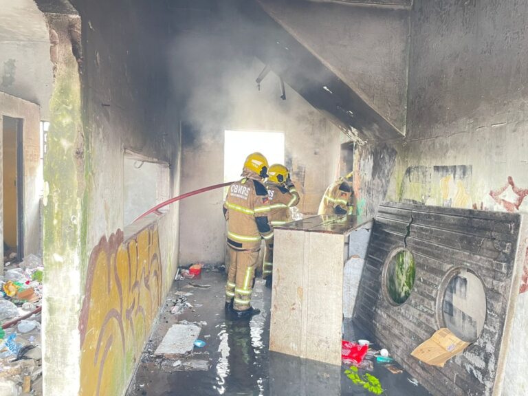 Bombeiros combatem incêndio em prédio na BR-116 em Canoas