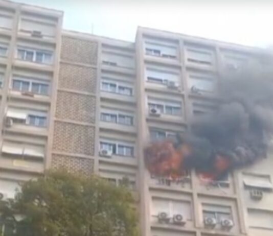 Incêndio em apartamento mobiliza quatro caminhões do Corpo de Bombeiros em Porto Alegre