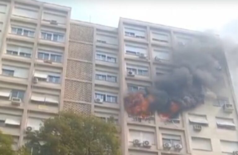Incêndio em apartamento mobiliza quatro caminhões do Corpo de Bombeiros em Porto Alegre