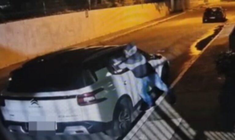 Sem disparar alarme, ladrão quebra vidro de carro e furta bolsa em Canoas