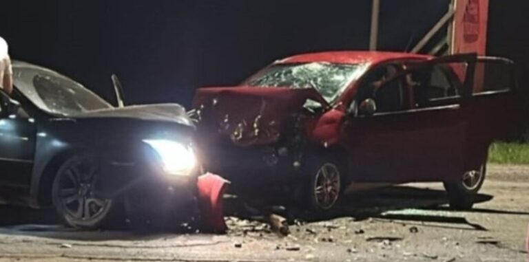 Mulher morre após colisão frontal com carro