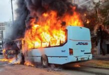 Ônibus pega fogo após motorista parar em semáforo na manhã desta segunda-feira (2), na Avenida Osvaldo Aranha, próximo à Rua Sarmento Leite, no centro de Porto Alegre. O motorista detectou as chamas quando parou o ônibus em um semáforo e viu a fumaça saindo do motor.
