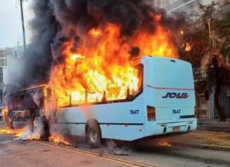 Ônibus pega fogo após motorista parar em semáforo na manhã desta segunda-feira (2), na Avenida Osvaldo Aranha, próximo à Rua Sarmento Leite, no centro de Porto Alegre. O motorista detectou as chamas quando parou o ônibus em um semáforo e viu a fumaça saindo do motor.