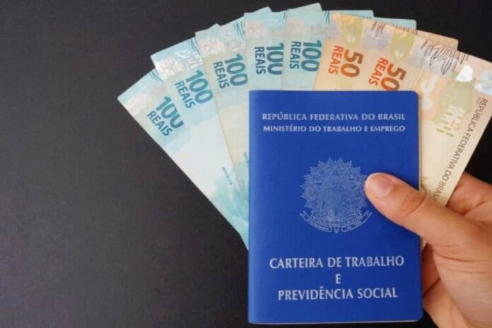 O orçamento para pagar o benefício do PIS/PASEP aumentou em 10% em relação ao montante reservado para o mesmo pagamento deste ano.